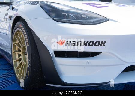 VallelungaJuni 13 2021, FX-Rennen. Nahaufnahme des Rennreifens von Hankook mit Logo auf dem Tesla-Elektroauto Stockfoto