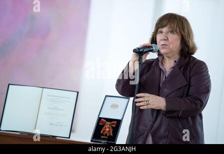 Berlin, Deutschland. Juni 2021. Svetlana Alexiewitsch, Schriftstellerin aus Weißrussland und Literaturnobelpreisträgerin, spricht bei der Verleihung des Großen Verdienstkreuzes des Verdienstordens der Bundesrepublik Deutschland durch Präsident Steinmeier im Schloss Bellevue. Alexijewitsch lebt seit September 2020 im Exil in Berlin. Quelle: Bernd von Jutrczenka/dpa/Alamy Live News Stockfoto