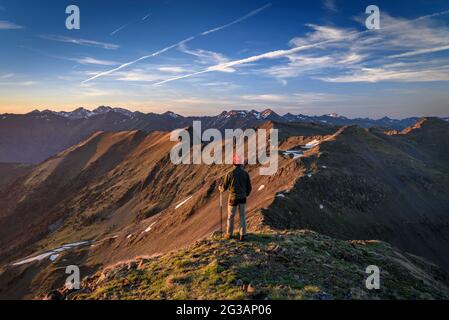 Sonnenuntergang vom Gipfel des Pic de Salòria (2788 m). Blick nach Norden (Naturpark Alt Pirineu, Katalonien, Spanien, Pyrenäen) Stockfoto