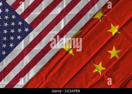 Konzept des Verhältnisses zwischen den Vereinigten Staaten von Amerika (USA) und China mit zwei übereinander liegenden Flaggen Stockfoto