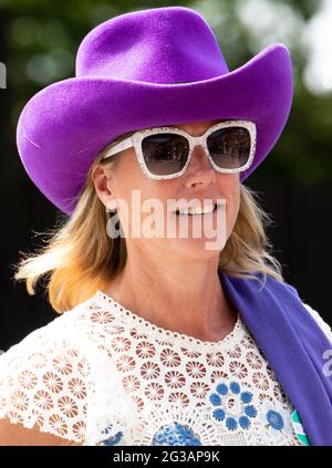 Ascot, Großbritannien, 15. Juni 2021 Gäste, die im Royal Ascot 2021 ankommen. Quelle: Doug Peters/EMPICS/Alamy Live News Stockfoto