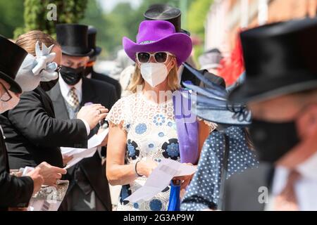 Ascot, Großbritannien, 15. Juni 2021 Gäste, die im Royal Ascot 2021 ankommen. Quelle: Doug Peters/EMPICS/Alamy Live News Stockfoto