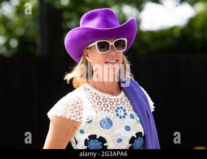 Ascot, Großbritannien, 15. Juni 2021 Gäste, die im Royal Ascot 2021 ankommen. Quelle: Doug Peters/EMPICS/Alamy Live News Stockfoto