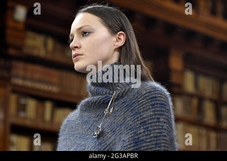 Models Catwalk, während der Herbst/Winter-Modenschau der Giada, in der Braidse-Bibliothek der Brera-Pinacoteca in Mailand. Stockfoto