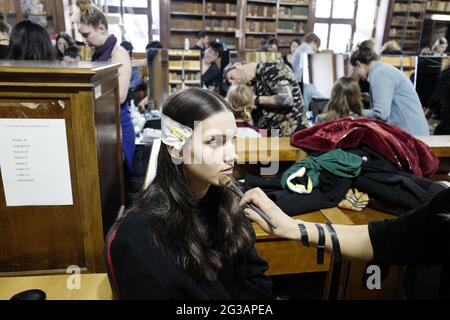 Modelle Backstage Make-up in der Braidse-Bibliothek der Pinacoteca von Brera in Mailand. Stockfoto