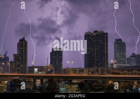 Stadtlandschaft Gewitter hinter Wolken in der Nacht schöne Formen Stockfoto