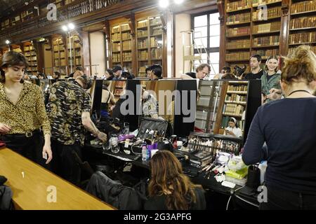 Modelle Backstage Make-up in der Braidse-Bibliothek der Pinacoteca von Brera in Mailand. Stockfoto