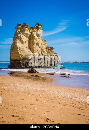 Klippen von Praia da Dona Ana, Sandstrand mit klarem blauen Wasser an einem sonnigen Tag, keine Menschen, Lagos, Algarve, Portugal Stockfoto