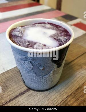 Hausgemachtes Heidelbeer-Eis in einer kleinen Papiertasse Stockfoto