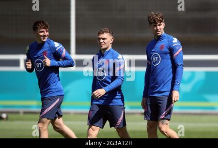 Englands Mason Mount, Kieran Trippier und John Stones (links-rechts) während des Trainings im St. George's Park, Burton upon Trent. Bilddatum: Dienstag, 15. Juni 2021. Stockfoto