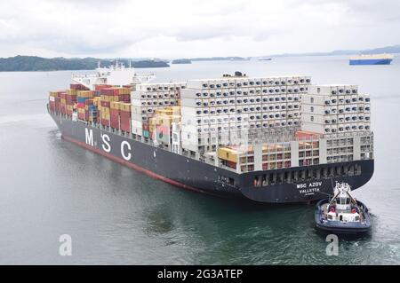 Schiff, das den panamakanal durchqueren soll Stockfoto