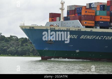 Schiff, das den panamakanal durchqueren soll Stockfoto