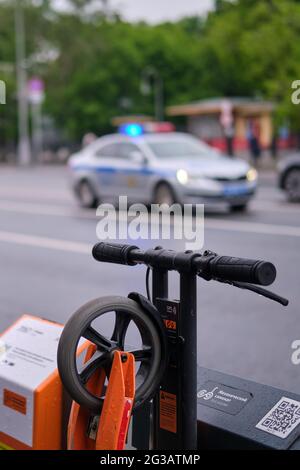 Elektroroller Verleih und Polizei Autovermietung - Moskau, Russland, 10. Juli 2021 Stockfoto