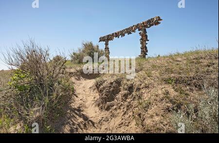 Alte Cowboystiefel wurden in den Great Sandhills (Sand Hills) in der Nähe von Scepter, Saskatchewan, Kanada, an eine Schiene genagelt Stockfoto