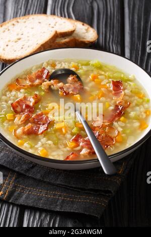 Bunder Gerstensuppe Schweizer Gerstensuppe aus nächster Nähe auf dem Teller auf dem Tisch. Vertikal Stockfoto