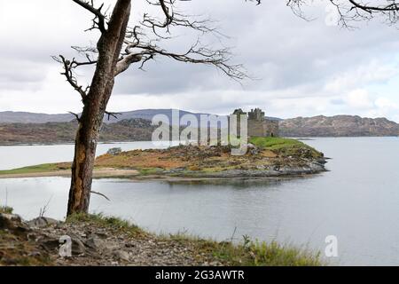 Castle Tioram am Loch Moidart vom Silver Walk aus gesehen, Ardnamurchan, Peninsular, Schottland, Großbritannien Stockfoto