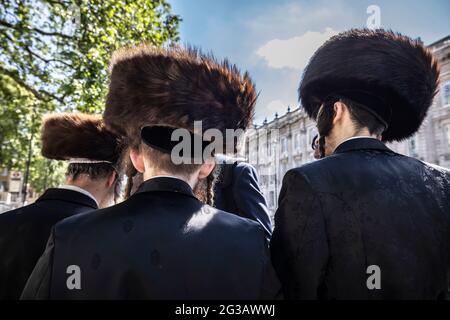 Mitglieder der jüdischen Gemeinde versammeln sich bei der Free Palestine Demonstration in Whitehall, außerhalb der Downing Street, London, England, IK Stockfoto