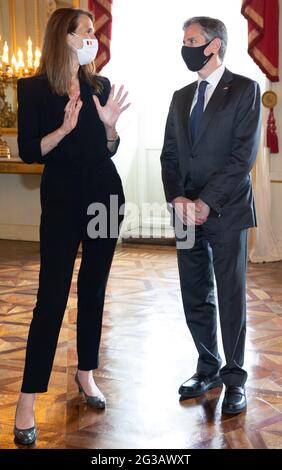 Die belgische Premierministerin Sophie Wilmes und der US-Außenminister Antony Blinken vor einer Audienz im Königlichen Palast in Brüssel am 1. Dienstag Stockfoto