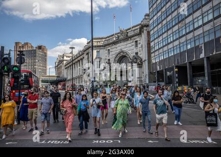 Am Fußgängerübergang versammeln sich Menschen, nachdem sie für einen Samstagabend in Waterloo, Central London, Großbritannien, eingefahren sind Stockfoto