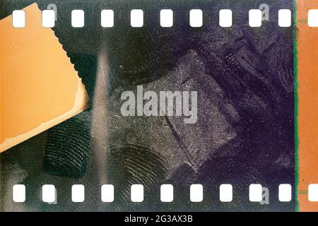Staubige und schmutzige 35-mm-Filmtextur oder -Oberfläche. Perforierter Kamerafilm isoliert auf weißem Hintergrund. Stockfoto