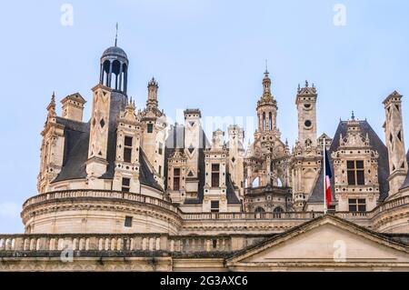FRANKREICH - LOIRE-TAL - LOIR ET CHER (41) - SCHLOSS VON CHAMBORD : BLICK AUF DIE SÜDFASSADE, DIE SÜDTERRASSE UND DEN KERKER. Stockfoto