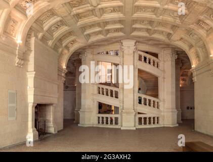 FRANKREICH - LOIRETAL - LOIR ET CHER (41) - SCHLOSS VON CHAMBORD : DIE GROSSE DOPPELSPIRALTREPPE (ODER 'DOPPEL-HELIX'), WAHRSCHEINLICH AUFGRUND VON LEONARDO DA VI Stockfoto
