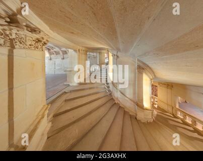 FRANKREICH - LOIRETAL - LOIR ET CHER (41) - SCHLOSS VON CHAMBORD : DIE GROSSE DOPPELSPIRALTREPPE (ODER 'DOPPEL-HELIX'), WAHRSCHEINLICH AUFGRUND VON LEONARDO DA VI Stockfoto