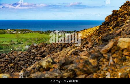 Sir Thomas Jones Comprehensive School, Amlwch, Anglesey, vom Parys Mountain aus gesehen, mit der Isle of man am Horizont, etwa 55 Meilen entfernt. Stockfoto