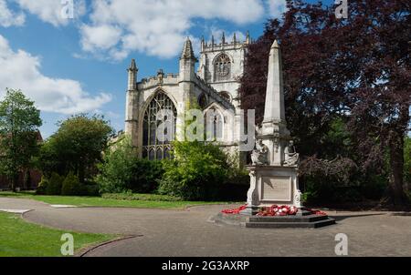 St Mary's Church und war Memorial unter hellem blauem Himmel, von öffentlichen Gärten aus gesehen am schönen Frühlingsmorgen in Beverley, Yorkshire, Großbritannien. Stockfoto