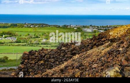 Sir Thomas Jones Comprehensive School, Amlwch, Anglesey, vom Parys Mountain aus gesehen, mit der Isle of man am Horizont, etwa 55 Meilen entfernt. Stockfoto