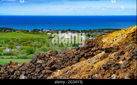 Sir Thomas Jones Comprehensive School, Amlwch, Anglesey, vom Parys Mountain aus gesehen, mit der Isle of man am Horizont, etwa 55 Meilen entfernt. Stockfoto