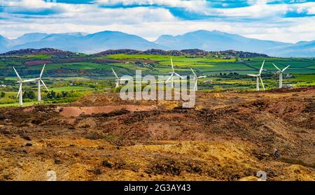 Snowdon und die Carneddi Mountain Range, von einer alten Kupfermine auf Parys Mountain, Amlwch, Anglesey, ca. 15 Meilen entfernt. Stockfoto