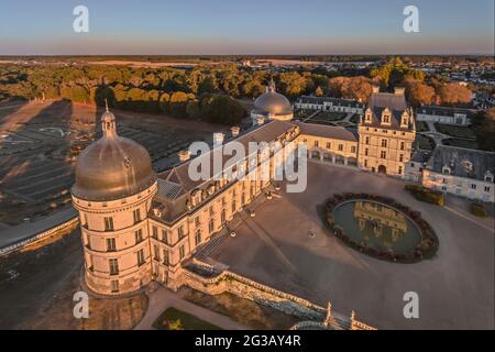 FRANKREICH - LOIRE-TAL - INDRE (36) - SCHLOSS VALENCAY : LUFTAUFNAHME VON WESTEN BEI SONNENAUFGANG. AUF DEM HINTERGRUND LINKS, DER PARK, VON EINER FLÄCHE VON 53 HECTA Stockfoto