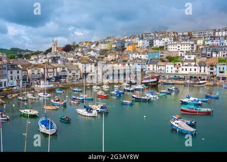 Brixham Hafen Devon, Blick im Sommer auf Fischerboote, die im Hafen von Brixham, Torbay, Devon, Südwestengland, Großbritannien, festgemacht sind Stockfoto