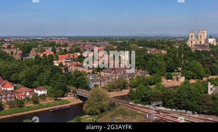 York City Panorama Stadtbild (historisches Wahrzeichen des Minster, Eisenbahnbrücke über den Fluss Ouse, Häuser am Flussufer, blauer Himmel) - Yorkshire, England, Großbritannien. Stockfoto