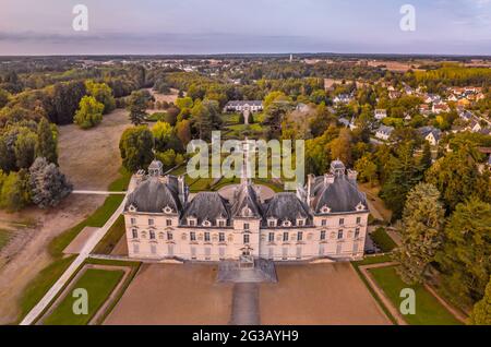 FRANKREICH - LOIRE-TAL - LOIR ET CHER (41) - SCHLOSS CHEVERNY : LUFTAUFNAHME AUS DEM SÜDEN. IM HINTERGRUND DER LEHRLINGSGARTEN UND DIE ORANGERIE. EIN Stockfoto