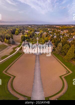 FRANKREICH - LOIRE-TAL - LOIR ET CHER (41) - SCHLOSS CHEVERNY : LUFTAUFNAHME AUS DEM SÜDEN. IM HINTERGRUND DER LEHRLINGSGARTEN UND DIE ORANGERIE. EIN Stockfoto