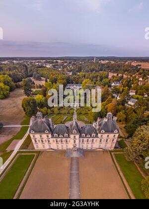 FRANKREICH - LOIRE-TAL - LOIR ET CHER (41) - SCHLOSS CHEVERNY : LUFTAUFNAHME AUS DEM SÜDEN. IM HINTERGRUND DER LEHRLINGSGARTEN UND DIE ORANGERIE. EIN Stockfoto