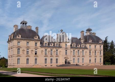 FRANKREICH - LOIRE-TAL - LOIR ET CHER (41) - SCHLOSS VON CHEVERNY : DIE SÜDFASSADE, IN BOURRE STEIN, IST MIT BÜSTEN DER RÖMISCHEN KAISER GESCHNITZT DEKORIERT ' Stockfoto