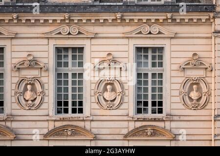 FRANKREICH - LOIRE-TAL - LOIR ET CHER (41) - SCHLOSS VON CHEVERNY : DIE SÜDFASSADE IST IN BOURRE STEIN, EIN STEIN, DER AUS DEM BETT VON CHER, DIE ICH KOMMT Stockfoto