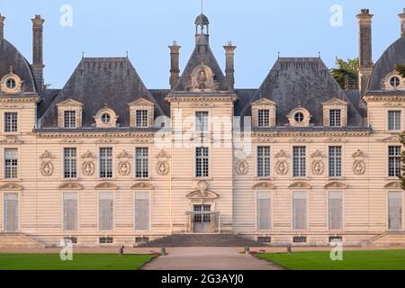 FRANKREICH - LOIRE-TAL - LOIR ET CHER (41) - SCHLOSS VON CHEVERNY : DIE SÜDFASSADE, IN BOURRE STEIN, IST MIT BÜSTEN DER RÖMISCHEN KAISER GESCHNITZT DEKORIERT ' Stockfoto