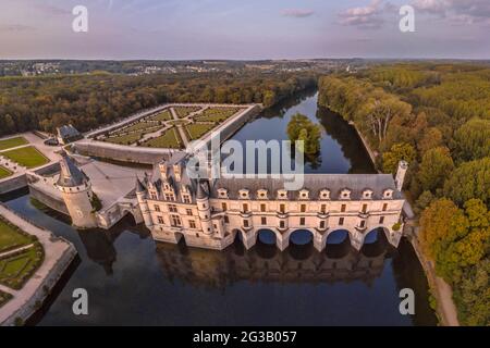 FRANKREICH - LOIRE-TAL - INDRE ET LOIRE (37) - SCHLOSS CHENONCEAU : LUFTAUFNAHME AUS DEM WESTEN, BEI SONNENUNTERGANG. IM VORDERGRUND UND IN DER MITTE DER CHER. EIN Stockfoto