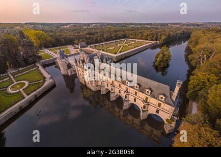 FRANKREICH - LOIRE-TAL - INDRE ET LOIRE (37) - SCHLOSS CHENONCEAU : LUFTAUFNAHME AUS DEM SÜDWESTEN, BEI SONNENUNTERGANG. IM VORDERGRUND DER CHER. AUF BAC Stockfoto