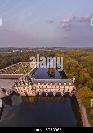 FRANKREICH - LOIRE-TAL - INDRE ET LOIRE (37) - SCHLOSS CHENONCEAU : LUFTAUFNAHME AUS DEM WESTEN, BEI SONNENUNTERGANG. IM VORDERGRUND UND IN DER MITTE DER CHER. EIN Stockfoto