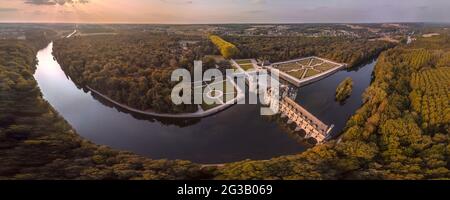 FRANKREICH - LOIRE-TAL - INDRE ET LOIRE (37) - SCHLOSS CHENONCEAU : LUFTAUFNAHME AUS DEM SÜDWESTEN, BEI SONNENUNTERGANG. IM VORDERGRUND UND LINKS DAS CHER RIVE Stockfoto