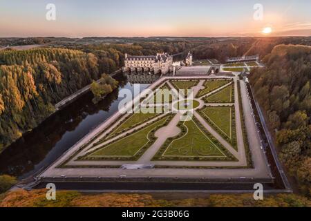 FRANKREICH - LOIRE-TAL - INDRE ET LOIRE (37) - SCHLOSS CHENONCEAU : LUFTAUFNAHME AUS DEM NORDOSTEN, BEI SONNENUNTERGANG. LINKS DER CHER. IM VORDERGRUND DIE Stockfoto