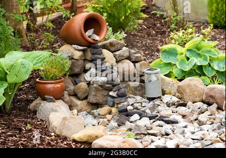 Außenbereich im Garten, Brunnen Keramikvase Stockfoto