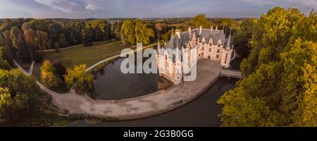 FRANKREICH - LOIRE-TAL - INDRE ET LOIRE (37) - SCHLOSS AZAY LE RIDEAU : LUFTAUFNAHME VON NORDOSTEN BEI AUFGEHENDER SONNE. IM VORDERGRUND UND IM HINTERGRUND T Stockfoto