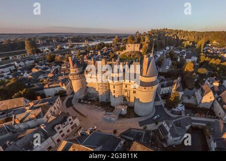 FRANKREICH - LOIRE-TAL - INDRE ET LOIRE (37) - SCHLOSS VON LANGEAIS : LUFTAUFNAHME AUS DEM NORDEN, BEI SONNENAUFGANG. RUNDHERUM DIE KLEINE STADT LANGEAIS. EIN Stockfoto