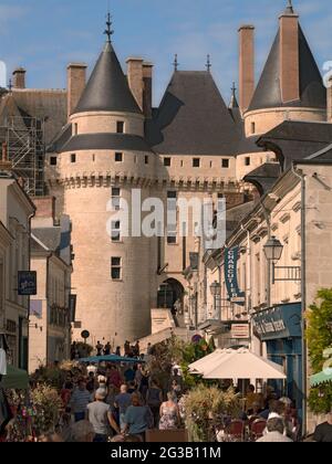 FRANKREICH - LOIRE-TAL - INDRE ET LOIRE (37) - SCHLOSS VON LANGEAIS : GAMBETTA STRASSE AM MARKTTAG. IM HINTERGRUND DIE WESTFASSADE DES SCHLOSSES. Stockfoto